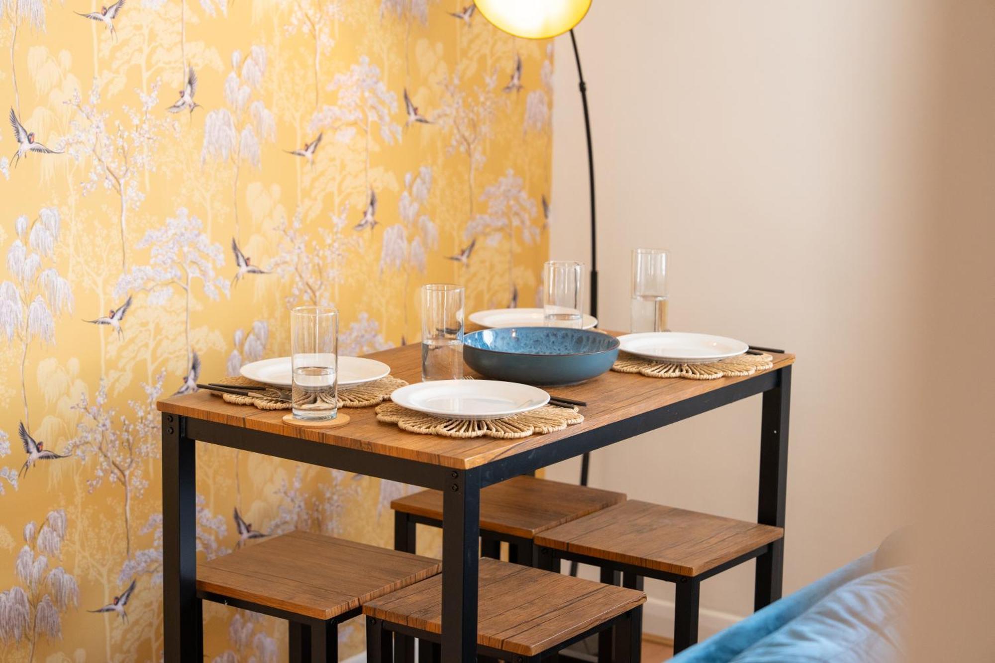 Stylish 4 Bedroom Spacious Retreat With Parking - Sleeps 10 - Families & Contractors Canterbury Exteriör bild