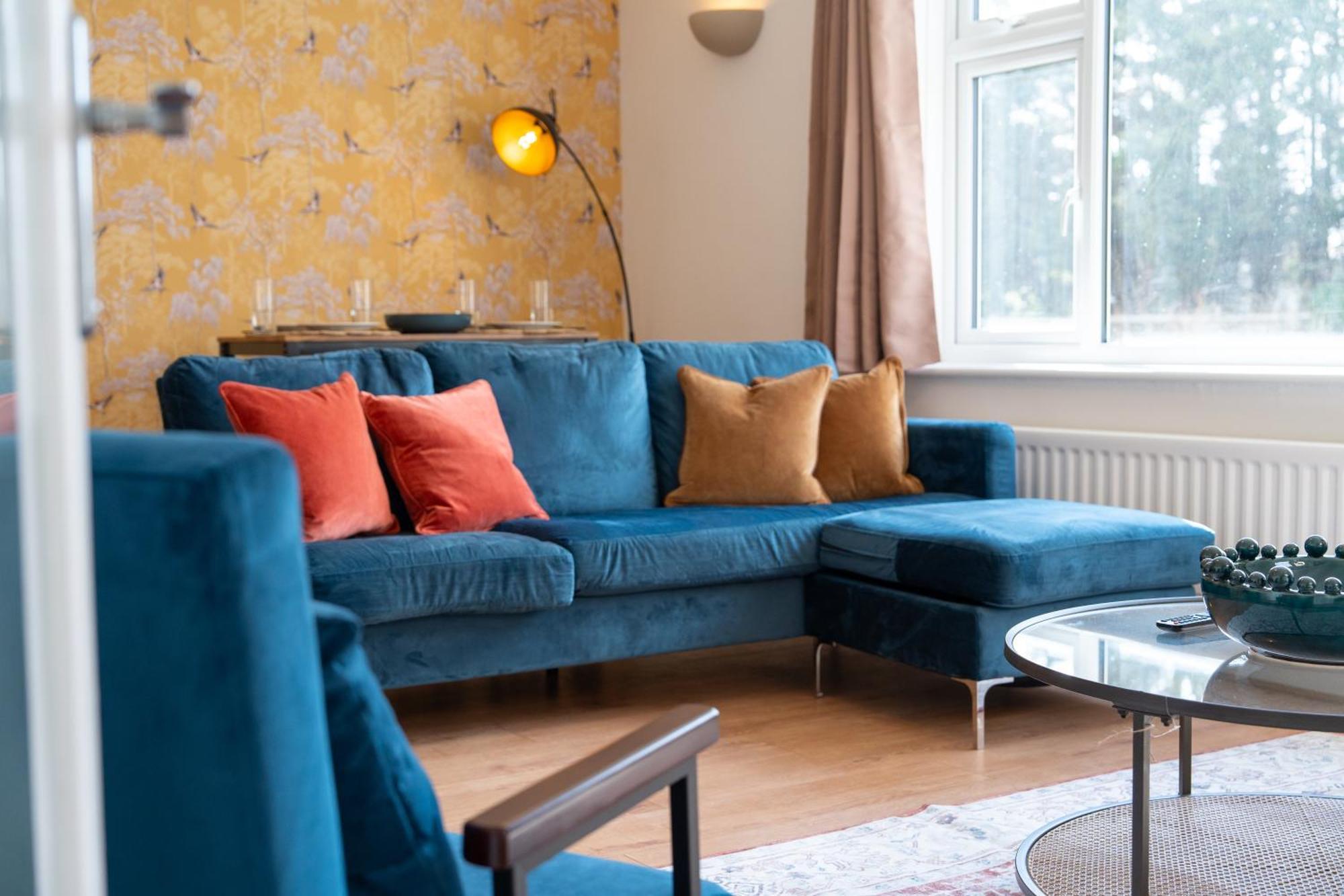 Stylish 4 Bedroom Spacious Retreat With Parking - Sleeps 10 - Families & Contractors Canterbury Exteriör bild