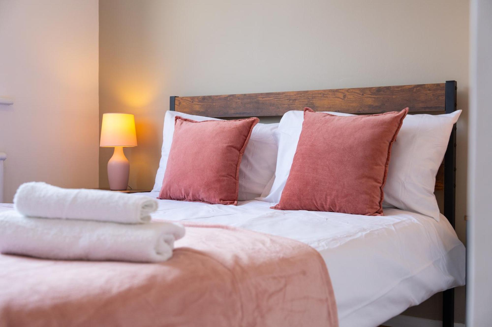Stylish 4 Bedroom Spacious Retreat With Parking - Sleeps 10 - Families & Contractors Canterbury Exteriör bild