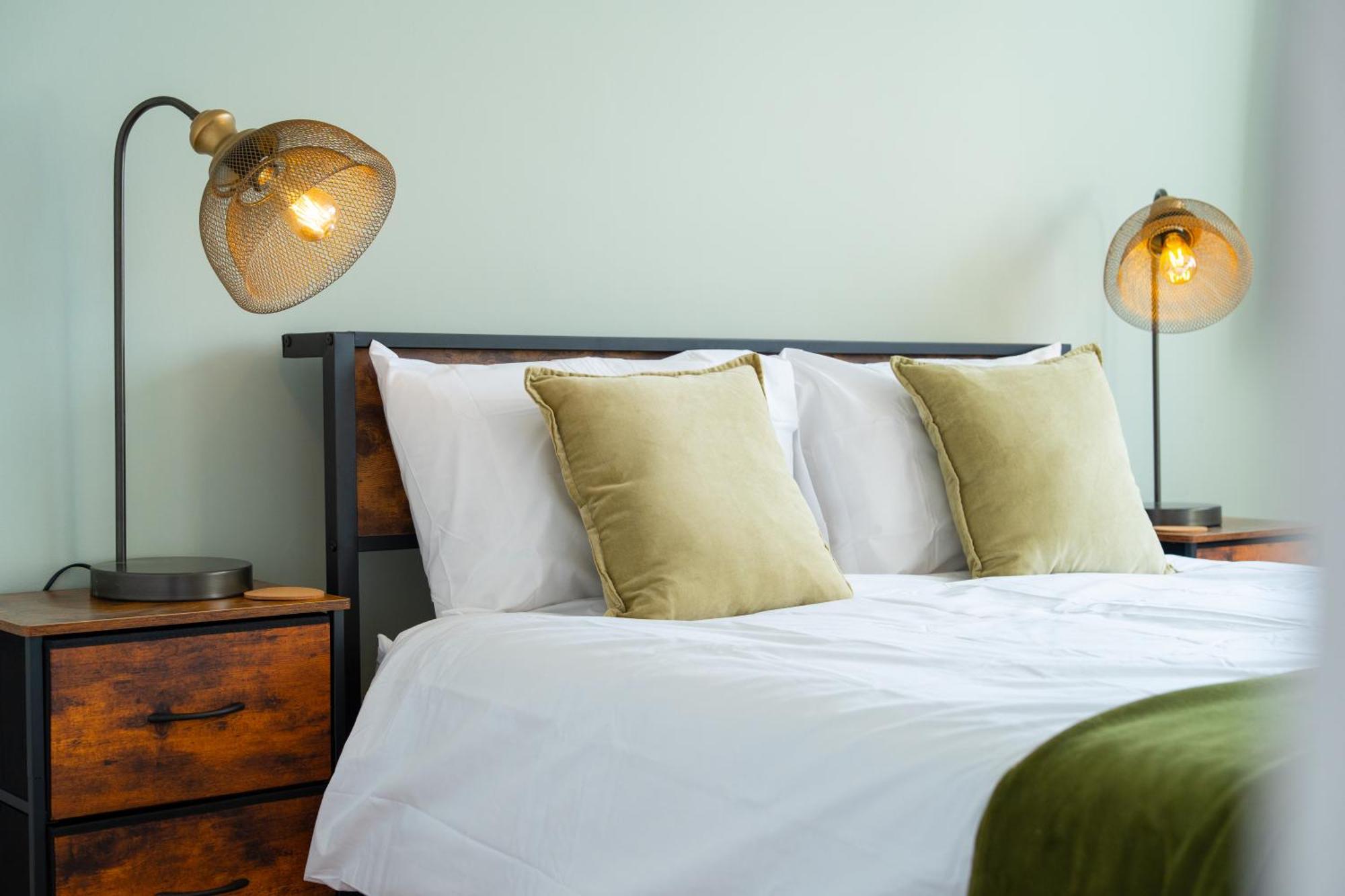 Stylish 4 Bedroom Spacious Retreat With Parking - Sleeps 10 - Families & Contractors Canterbury Exteriör bild