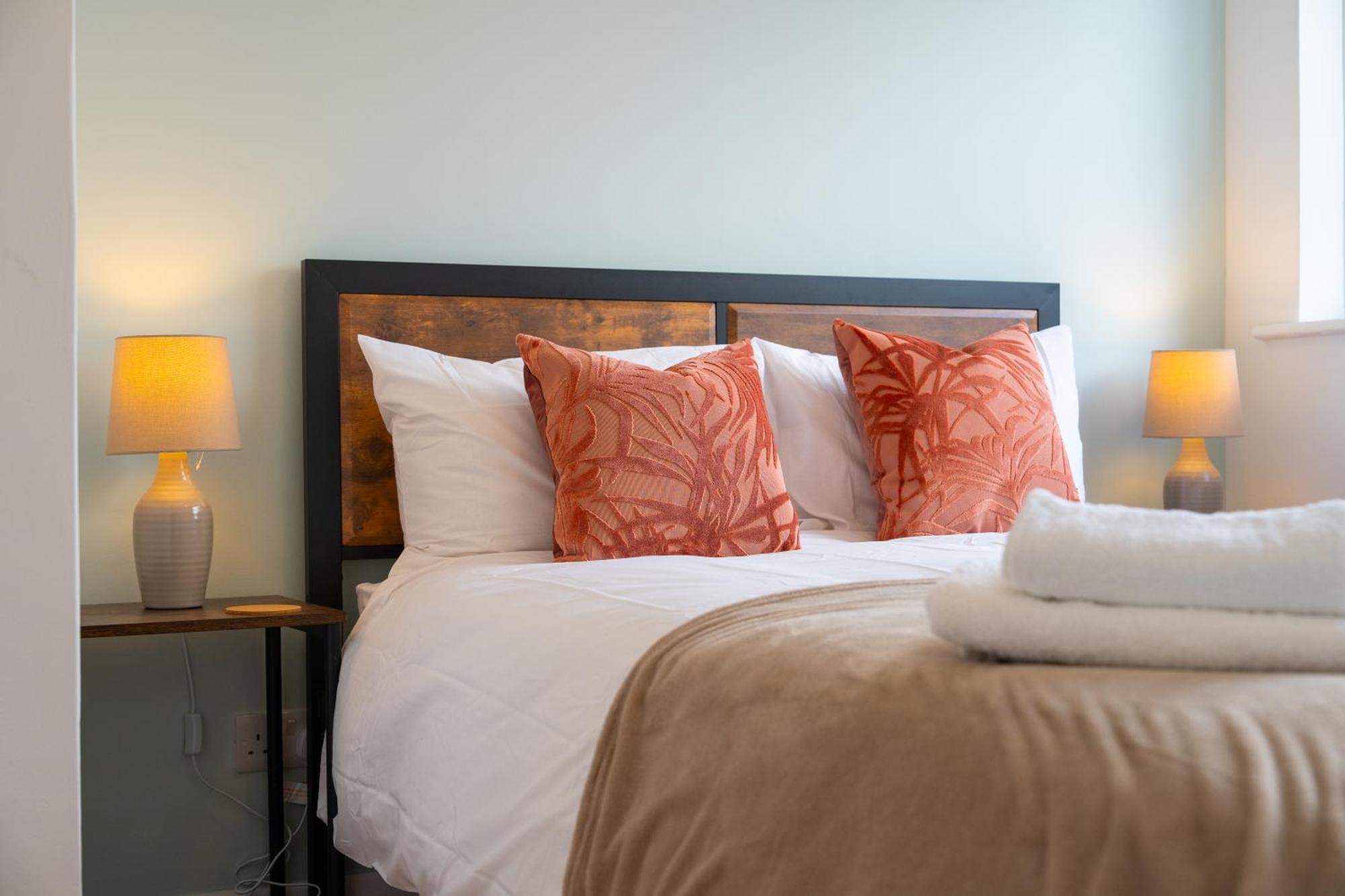 Stylish 4 Bedroom Spacious Retreat With Parking - Sleeps 10 - Families & Contractors Canterbury Exteriör bild