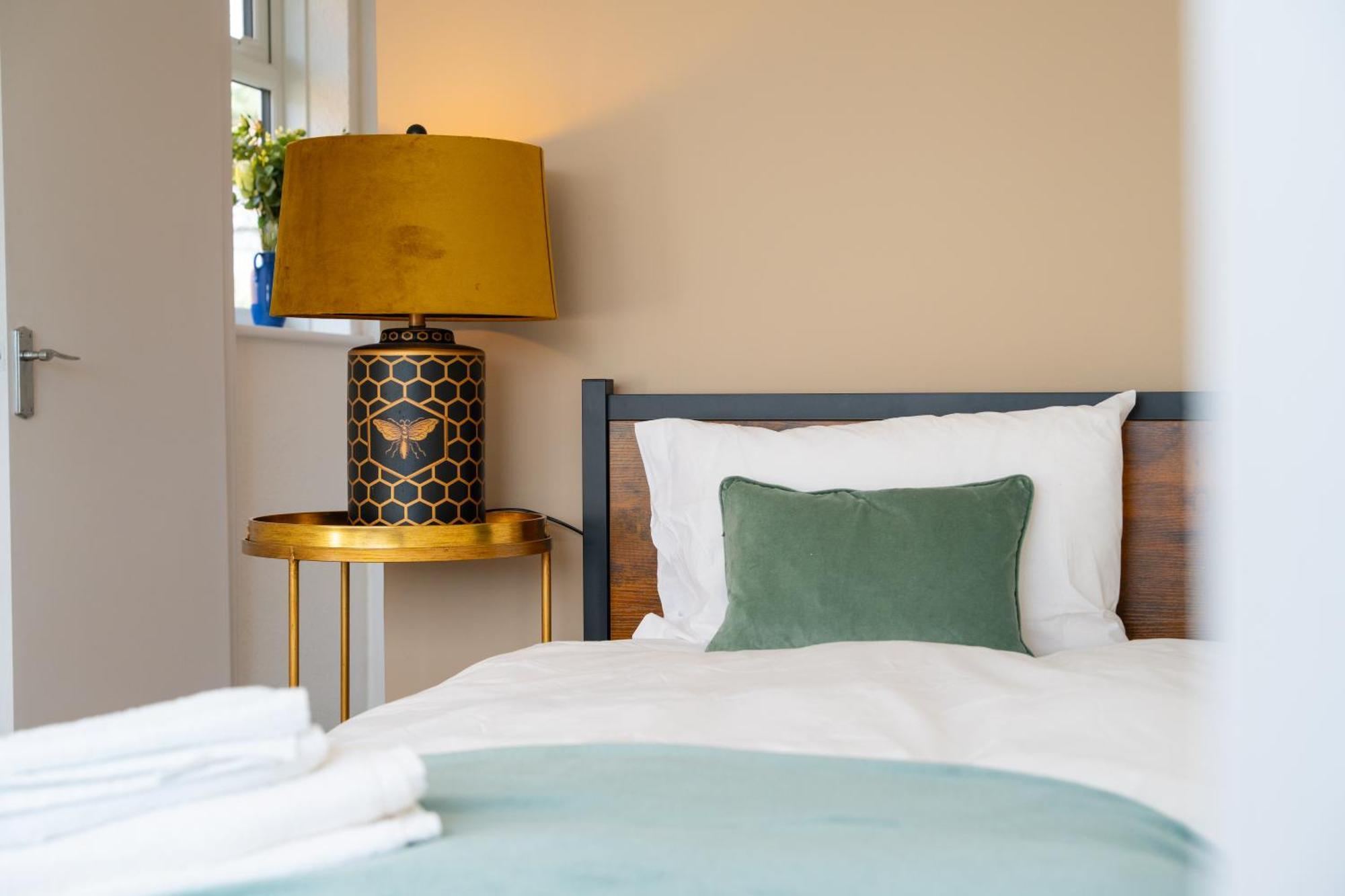 Stylish 4 Bedroom Spacious Retreat With Parking - Sleeps 10 - Families & Contractors Canterbury Exteriör bild