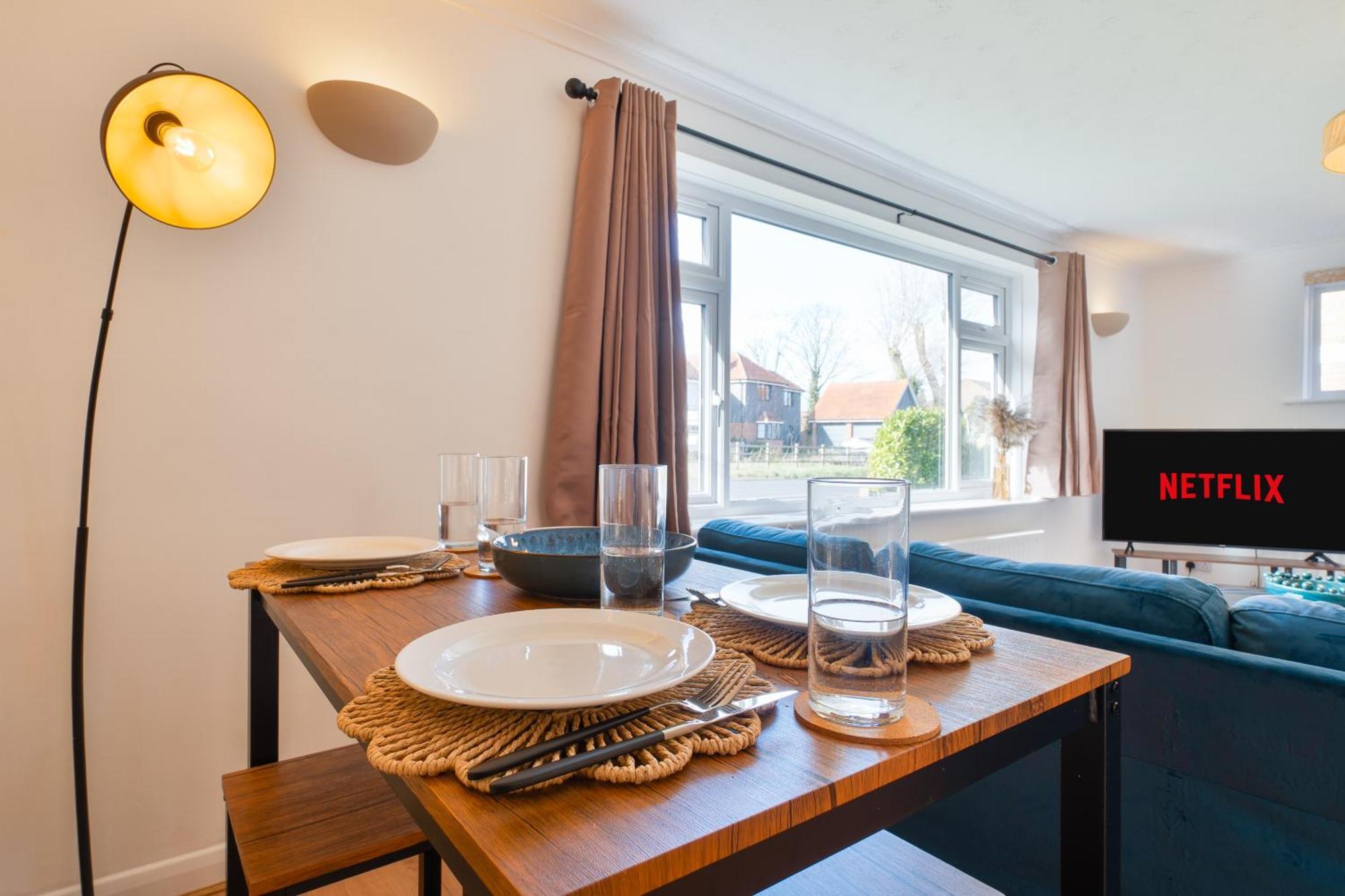 Stylish 4 Bedroom Spacious Retreat With Parking - Sleeps 10 - Families & Contractors Canterbury Exteriör bild
