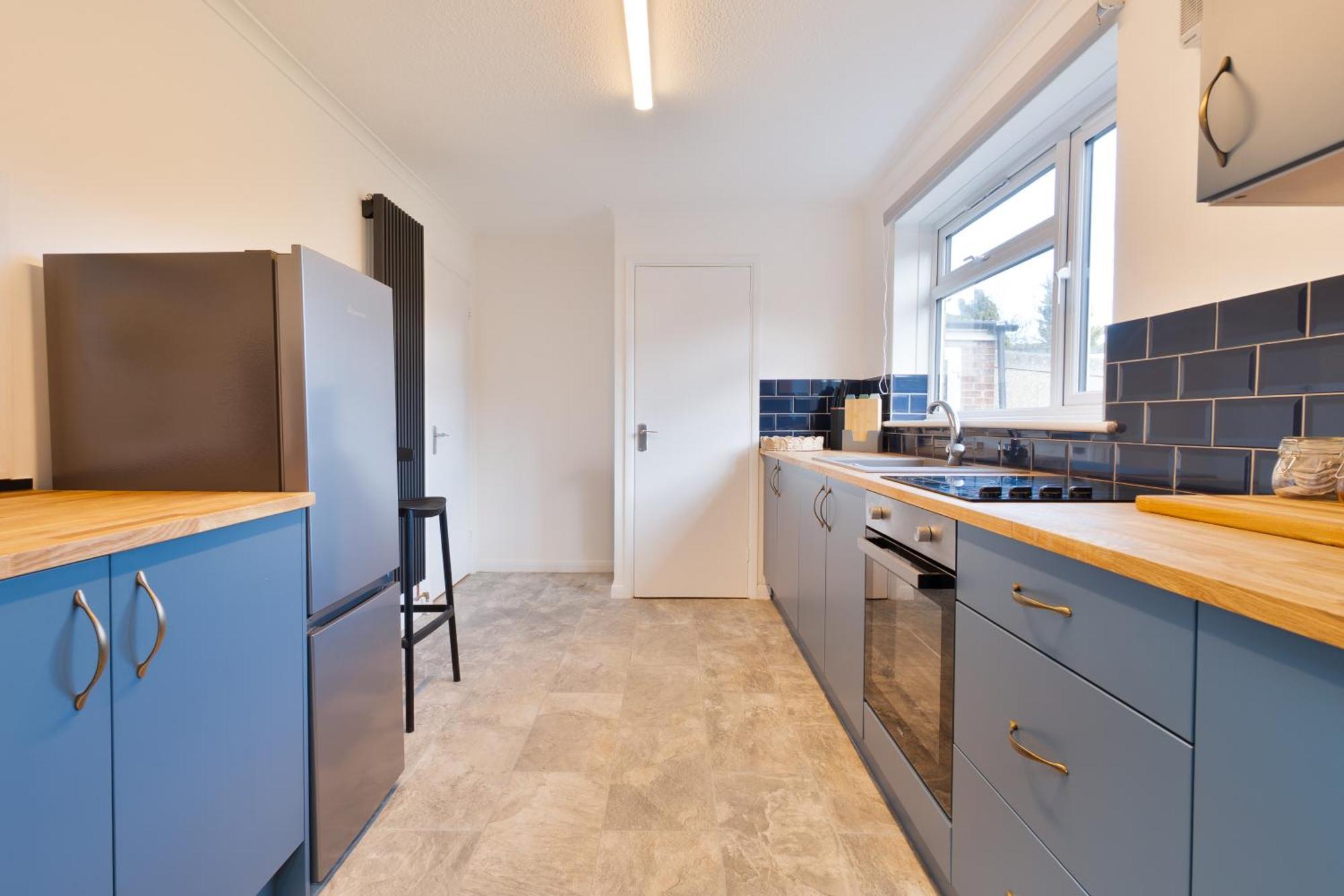 Stylish 4 Bedroom Spacious Retreat With Parking - Sleeps 10 - Families & Contractors Canterbury Exteriör bild