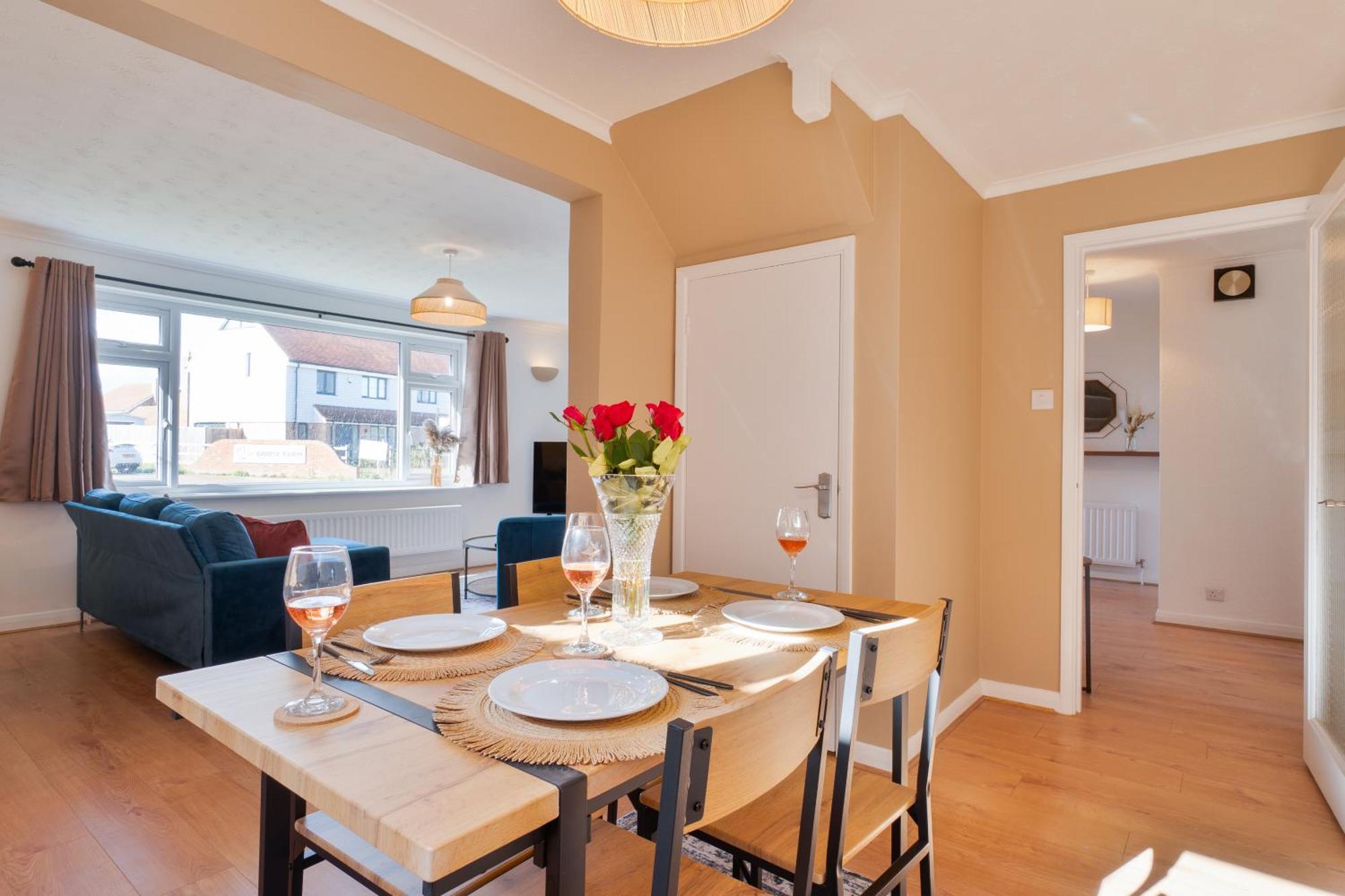 Stylish 4 Bedroom Spacious Retreat With Parking - Sleeps 10 - Families & Contractors Canterbury Exteriör bild