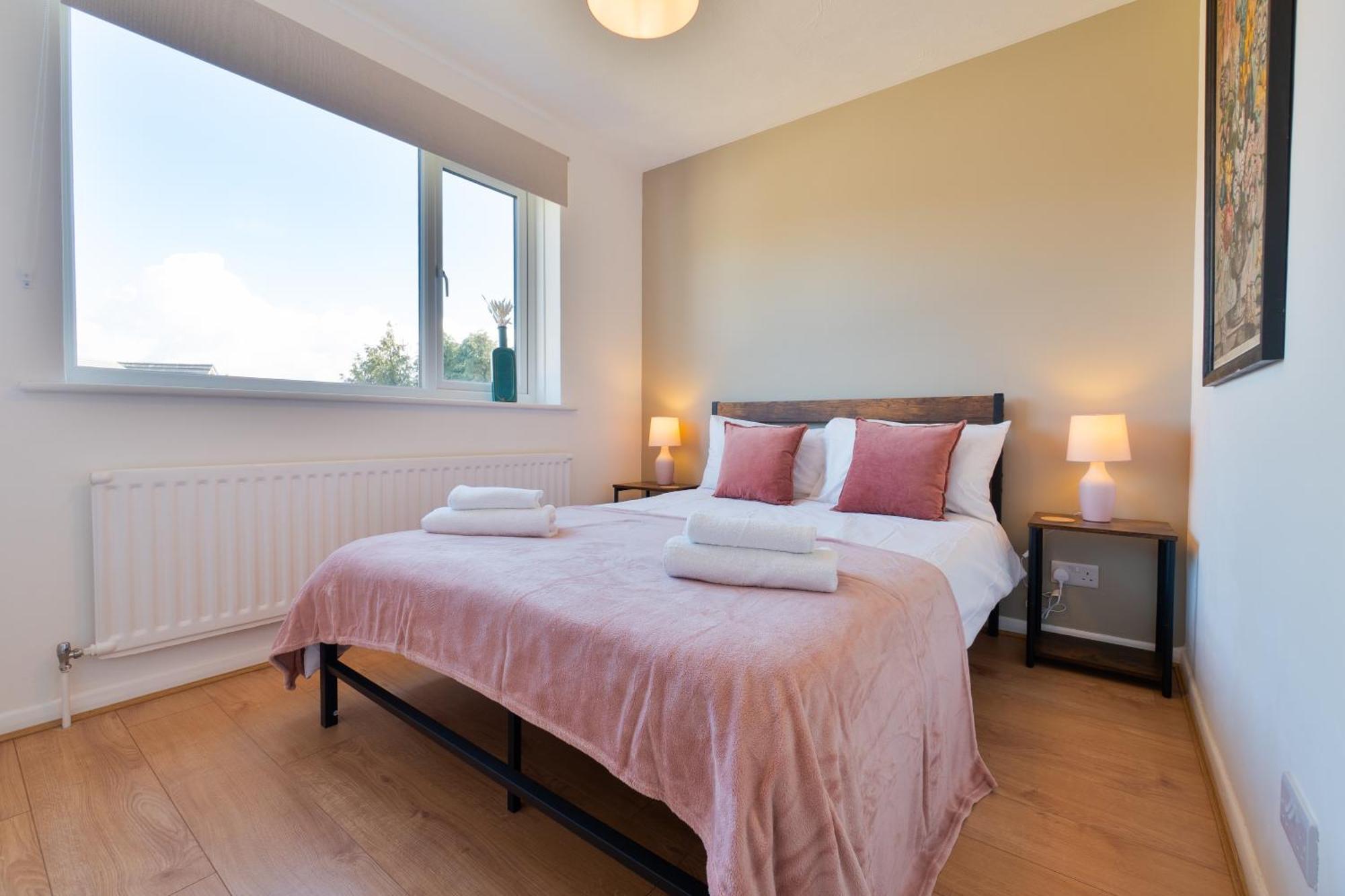 Stylish 4 Bedroom Spacious Retreat With Parking - Sleeps 10 - Families & Contractors Canterbury Exteriör bild