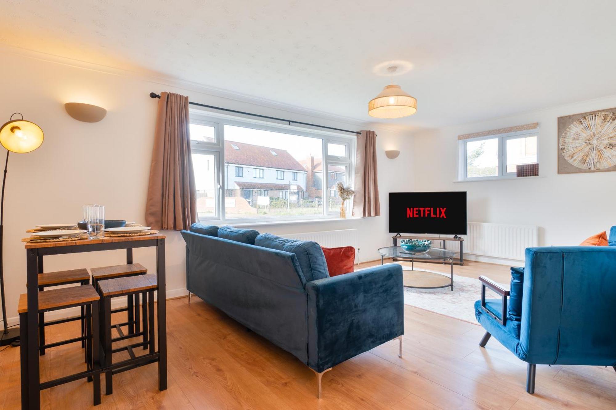 Stylish 4 Bedroom Spacious Retreat With Parking - Sleeps 10 - Families & Contractors Canterbury Exteriör bild