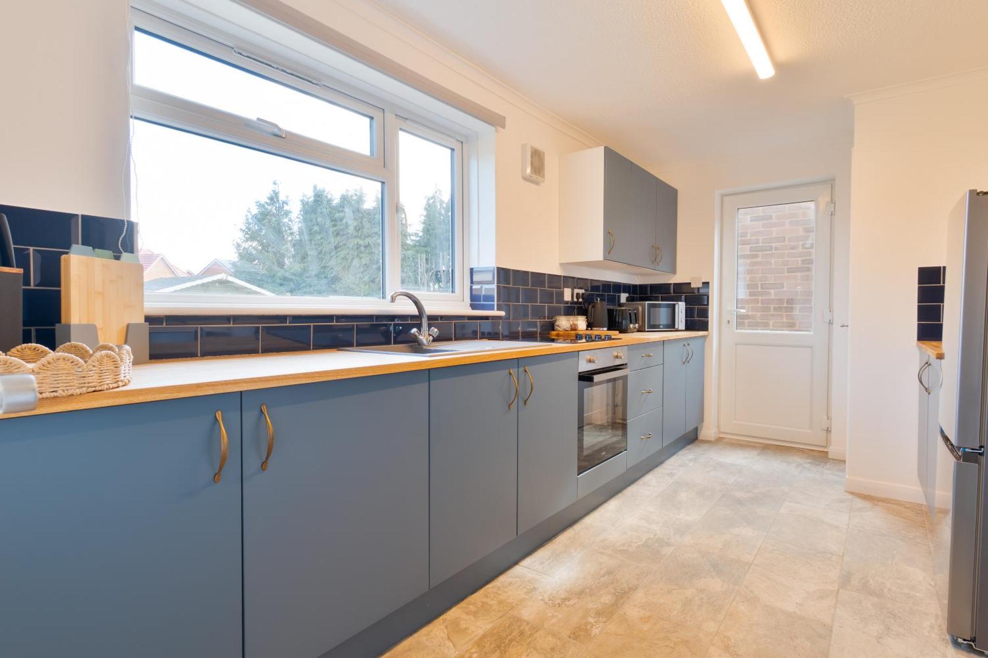 Stylish 4 Bedroom Spacious Retreat With Parking - Sleeps 10 - Families & Contractors Canterbury Exteriör bild