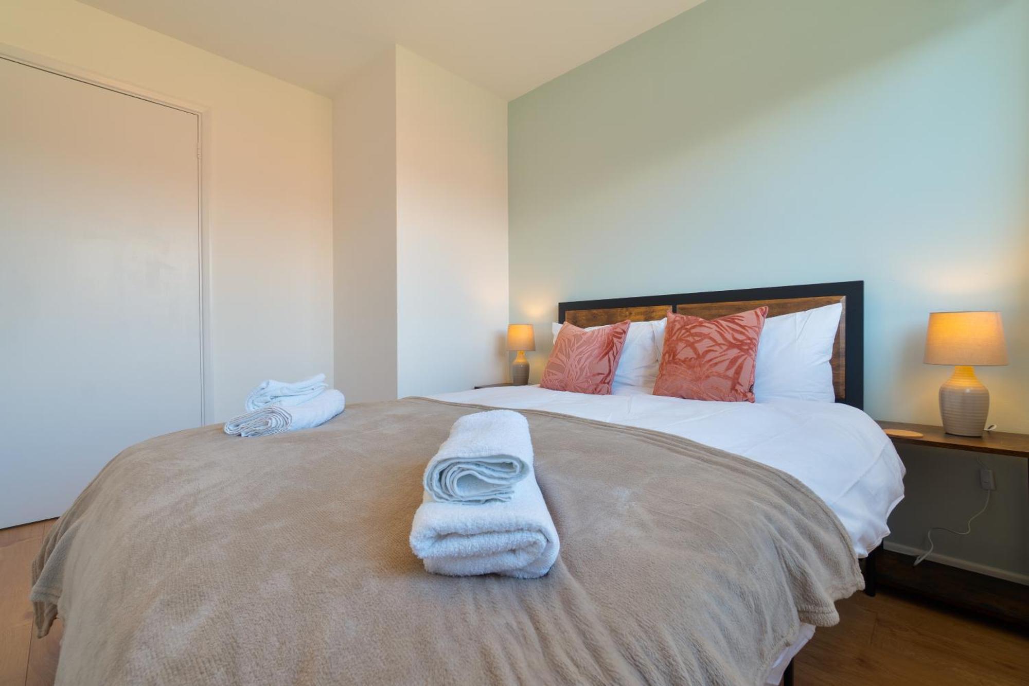 Stylish 4 Bedroom Spacious Retreat With Parking - Sleeps 10 - Families & Contractors Canterbury Exteriör bild