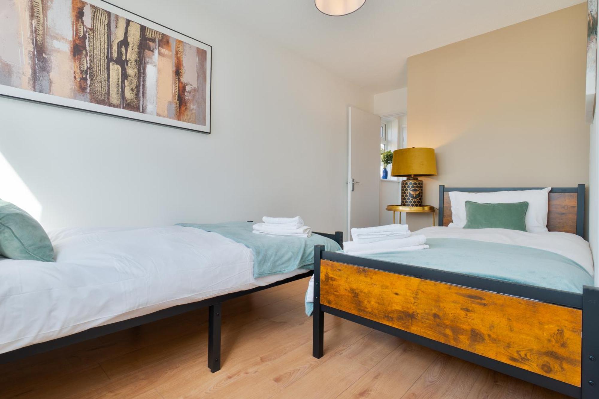 Stylish 4 Bedroom Spacious Retreat With Parking - Sleeps 10 - Families & Contractors Canterbury Exteriör bild