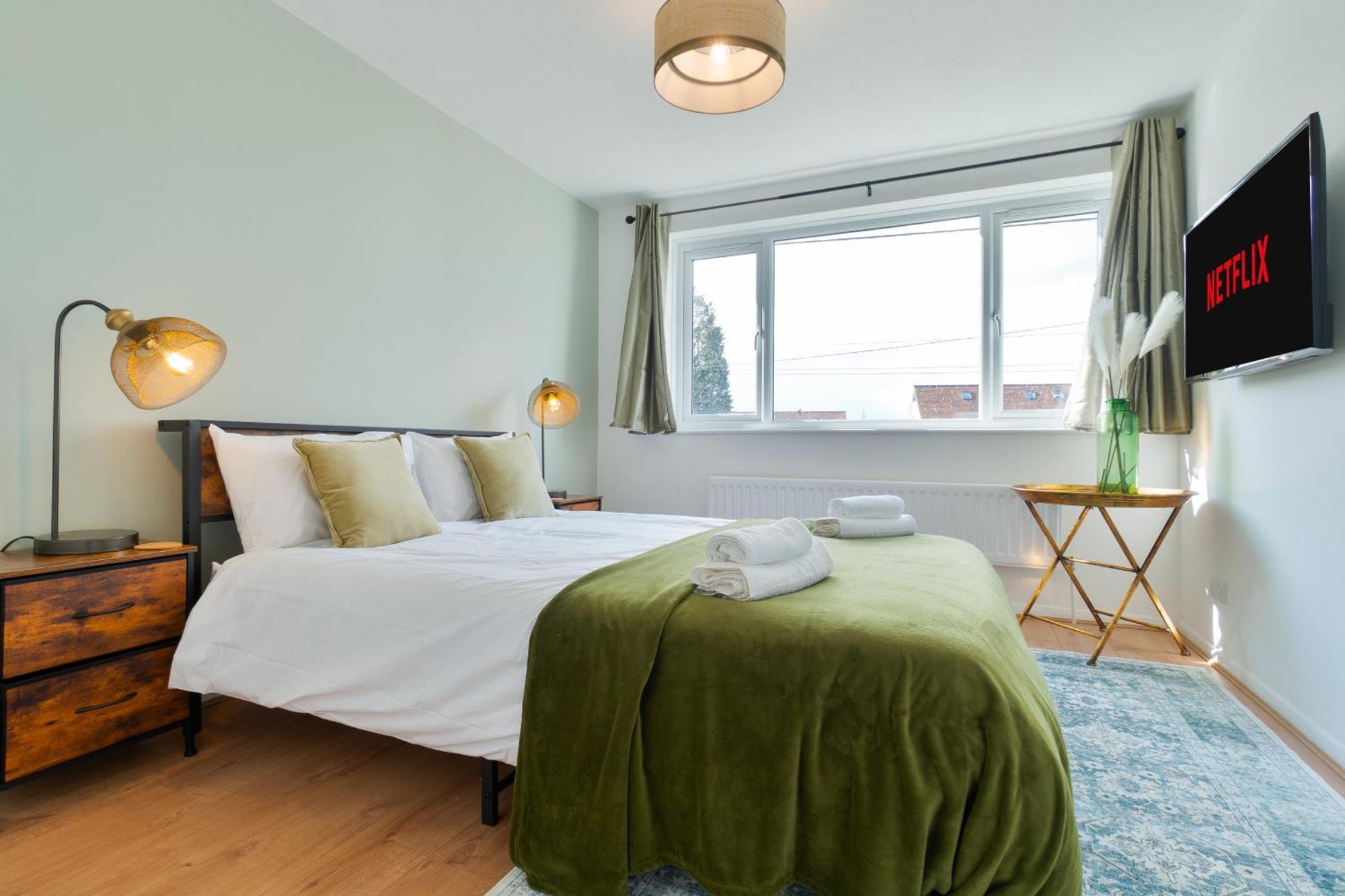 Stylish 4 Bedroom Spacious Retreat With Parking - Sleeps 10 - Families & Contractors Canterbury Exteriör bild
