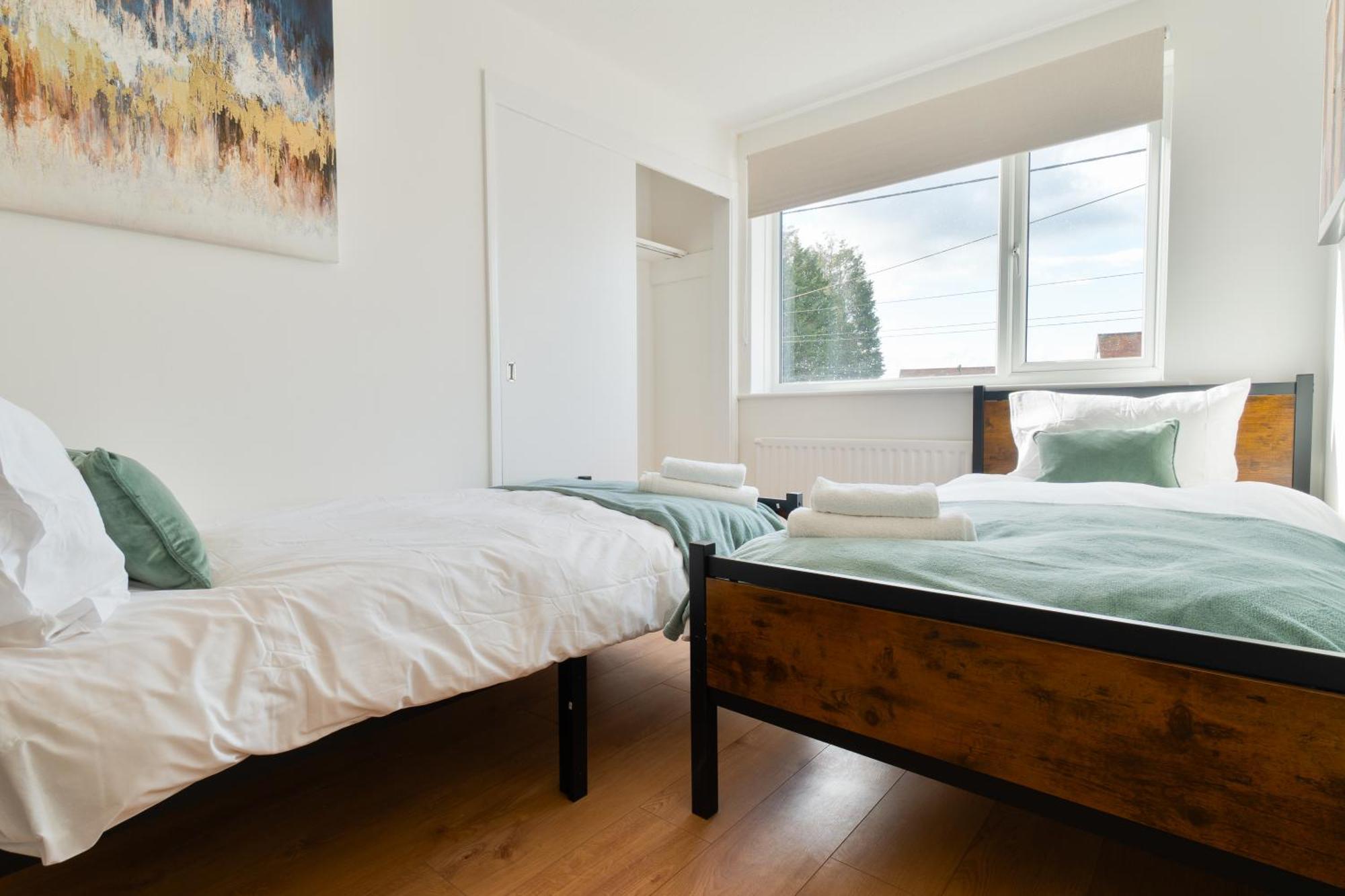Stylish 4 Bedroom Spacious Retreat With Parking - Sleeps 10 - Families & Contractors Canterbury Exteriör bild