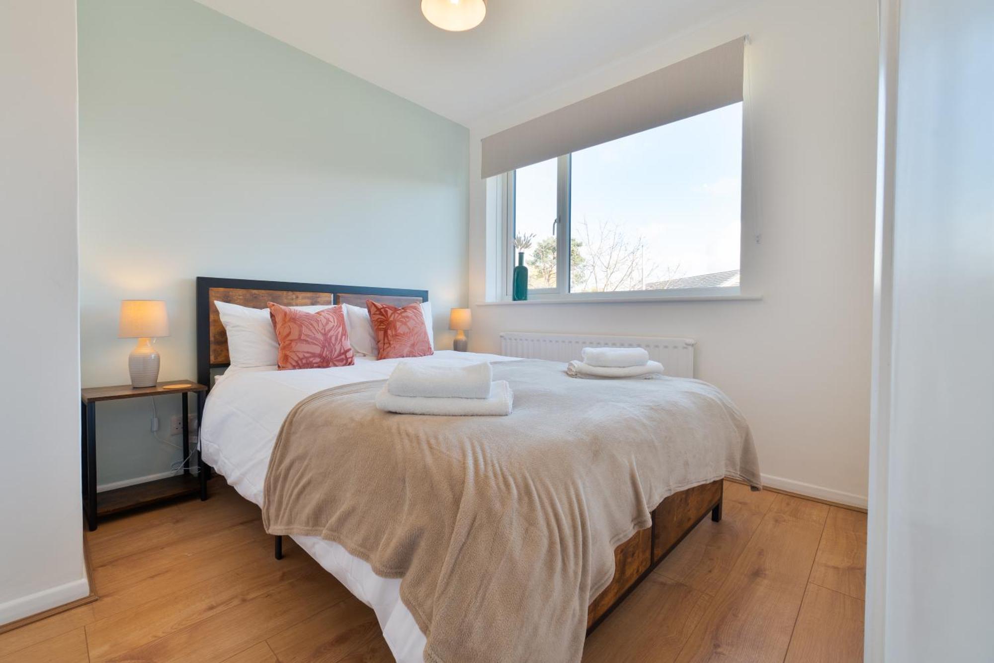 Stylish 4 Bedroom Spacious Retreat With Parking - Sleeps 10 - Families & Contractors Canterbury Exteriör bild