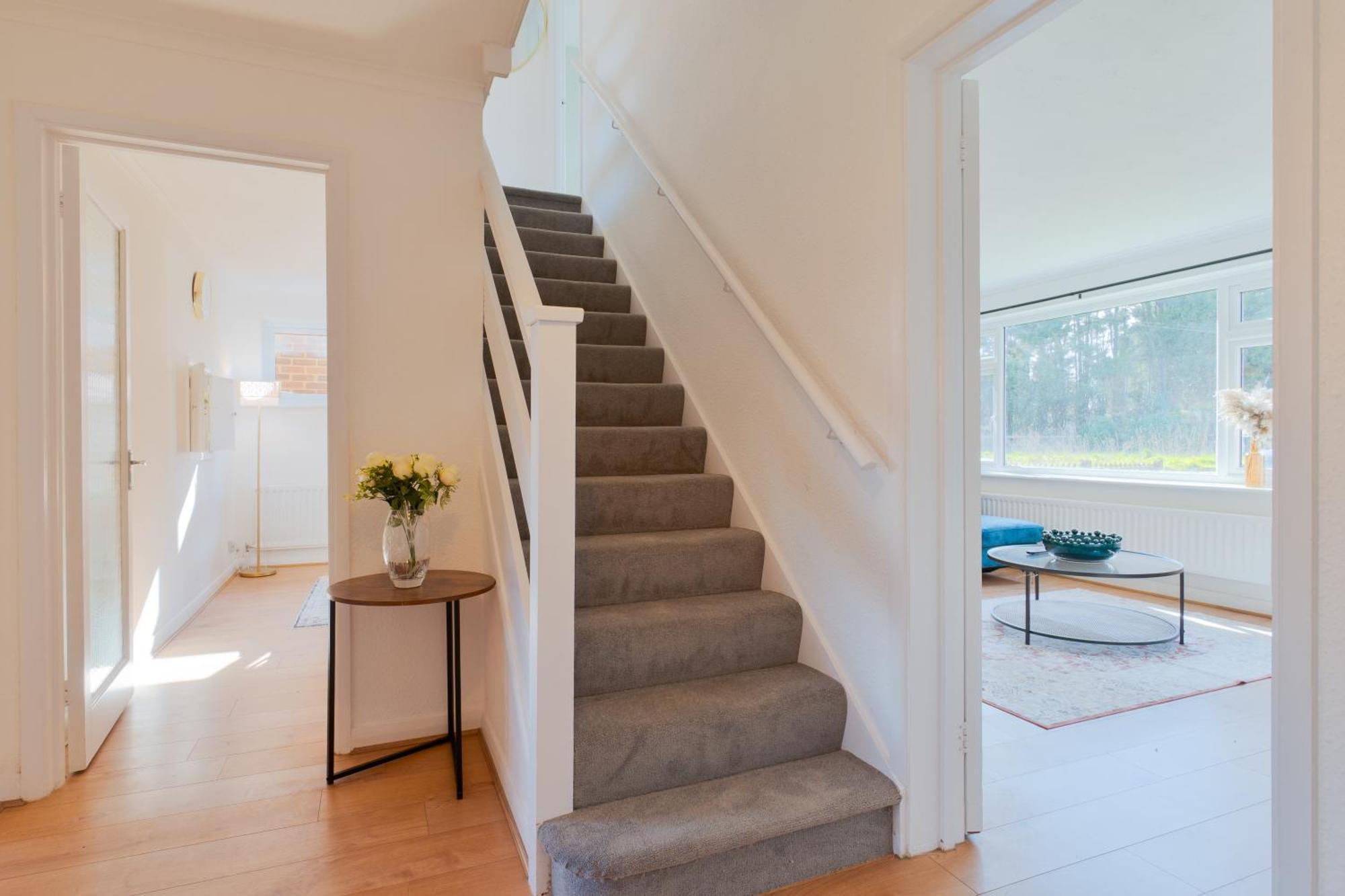 Stylish 4 Bedroom Spacious Retreat With Parking - Sleeps 10 - Families & Contractors Canterbury Exteriör bild
