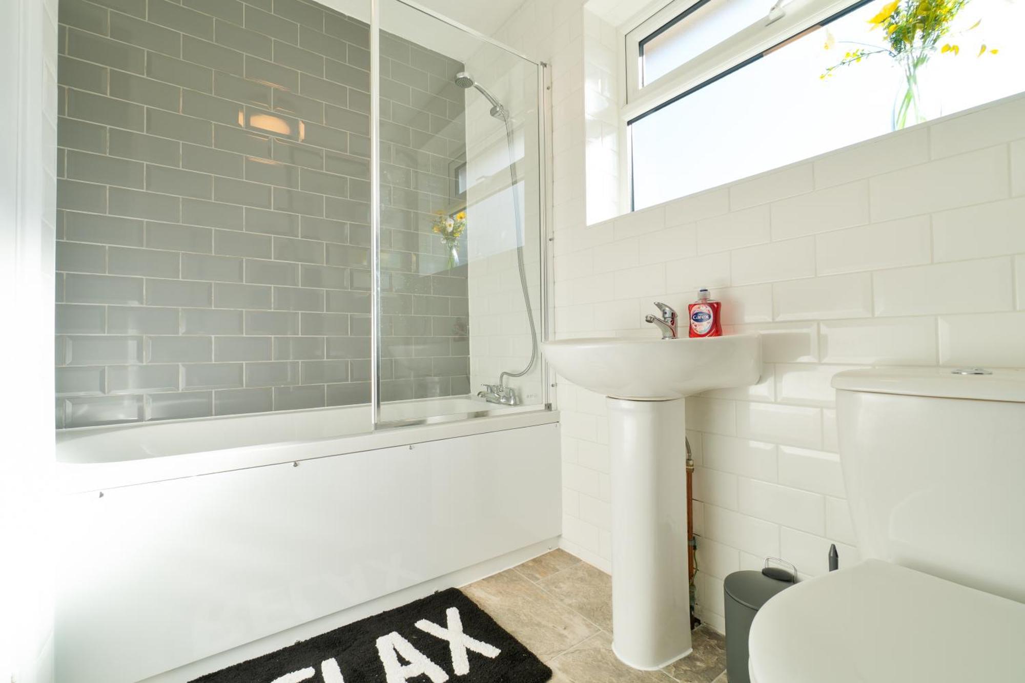 Stylish 4 Bedroom Spacious Retreat With Parking - Sleeps 10 - Families & Contractors Canterbury Exteriör bild