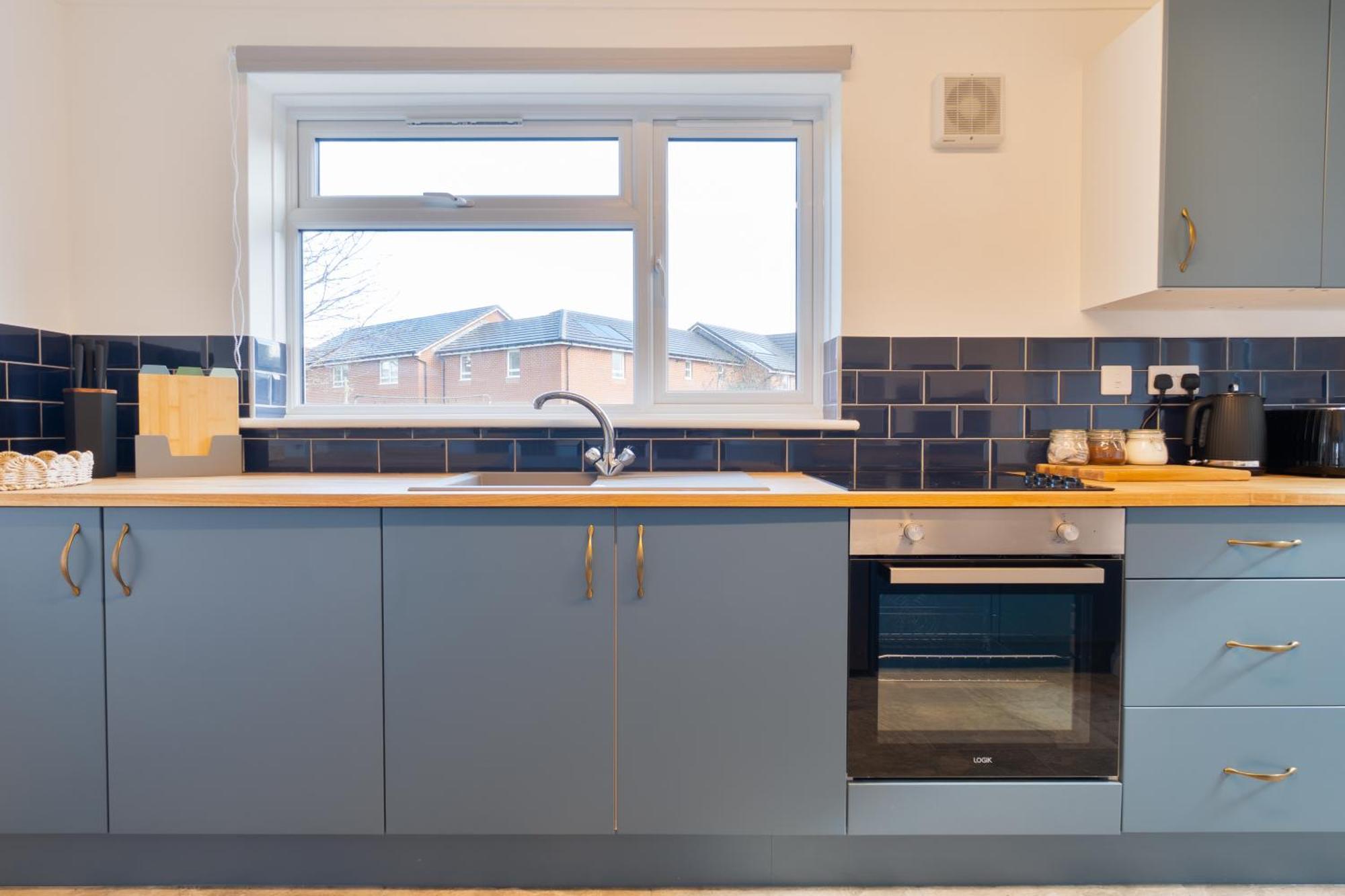 Stylish 4 Bedroom Spacious Retreat With Parking - Sleeps 10 - Families & Contractors Canterbury Exteriör bild